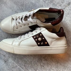 STEVE MADDEN CORY SNEAKER SNAKE AND PEARL ACCENT